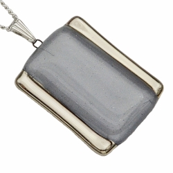 Náhrdelník skleněný šedý zdobený platinou